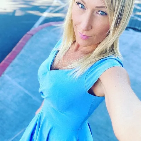MommaBlondeBombshell photo
